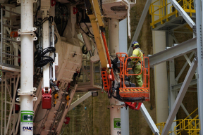 Скандал в Британии: компания увольняет британских сотрудников, но нанимает беларусов