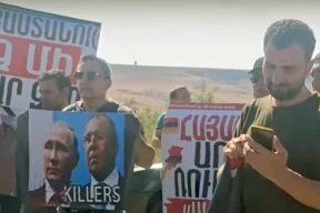 «Демонстранты периодически показывают российским военнослужащим средний палец»